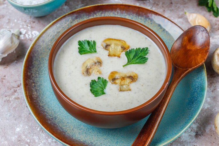 bol de soupe velouté de champignons thermomix avec sel et huile d'olive sur la table