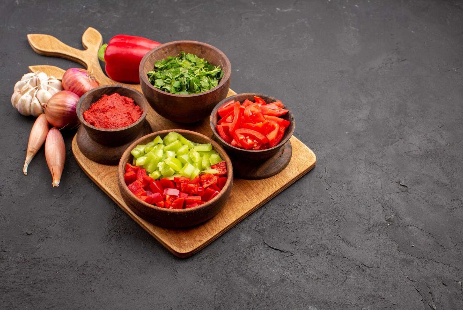 recette Chili con carne thermomix 500 g de viande de bœuf hachée. 400 g de haricots rouges en boîte (égouttés). 400 g de coulis ou concassé de tomates. 140 g de maïs en conserve (égoutté). 100 g d’oignon (coupé en deux). 2 gousses d’ail. 100 g de poivron rouge ou vert (épépiné et coupé en morceaux). 20 g d’huile d’olive.