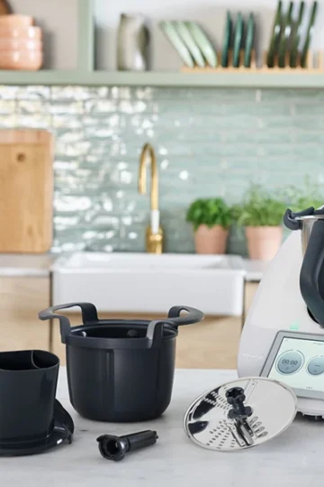 Découpe Minute Thermomix avec bols de légumes tranchés et râpés sur un plan de travail