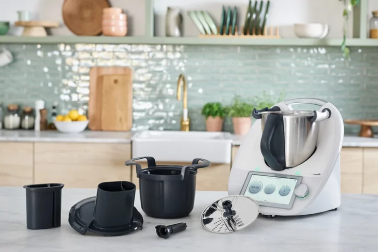 Découpe Minute Thermomix avec bols de légumes tranchés et râpés sur un plan de travail