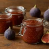 Confiture de figues au Thermomix, pots stérilisés et figues fraîches, texture veloutée avec grains dorés.