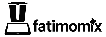 Logo Fatimomix noir et blanc avec un robot culinaire inspiré du Thermomix TM7 posé sur une tablette et le texte “fatimomix” avec une hélice sur la lettre x.