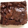 Brownie fondant au Thermomix, part carrée sur une assiette blanche