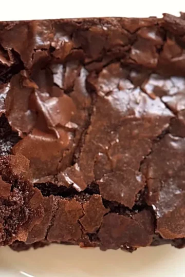 Brownie fondant au Thermomix, part carrée sur une assiette blanche