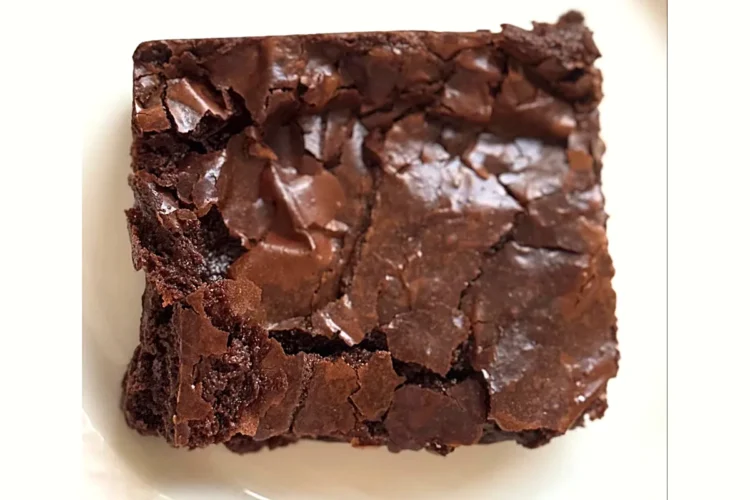 Brownie fondant au Thermomix, part carrée sur une assiette blanche