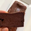Fondant crème de marron Thermomix au chocolat, part tenue à la main