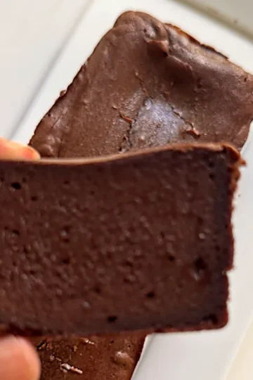 Fondant crème de marron Thermomix au chocolat, part tenue à la main