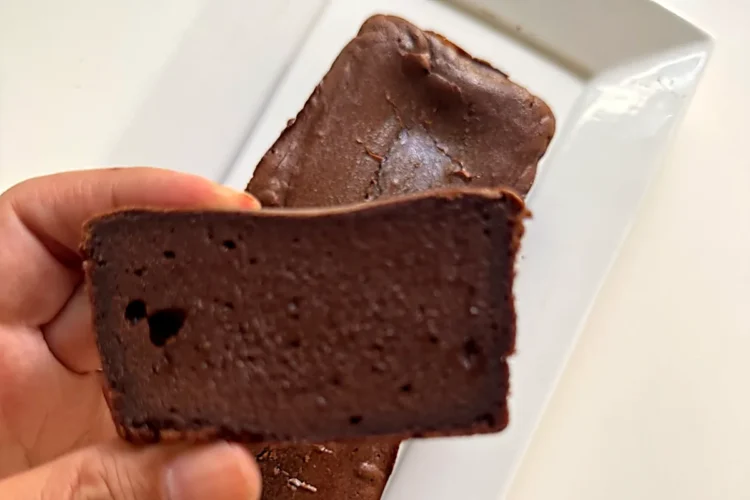 Fondant crème de marron Thermomix au chocolat, part tenue à la main